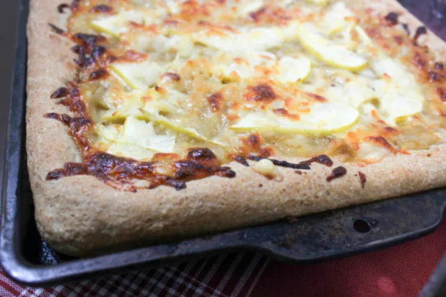 Caramelized Apple and Onion Pizza (Russia)
