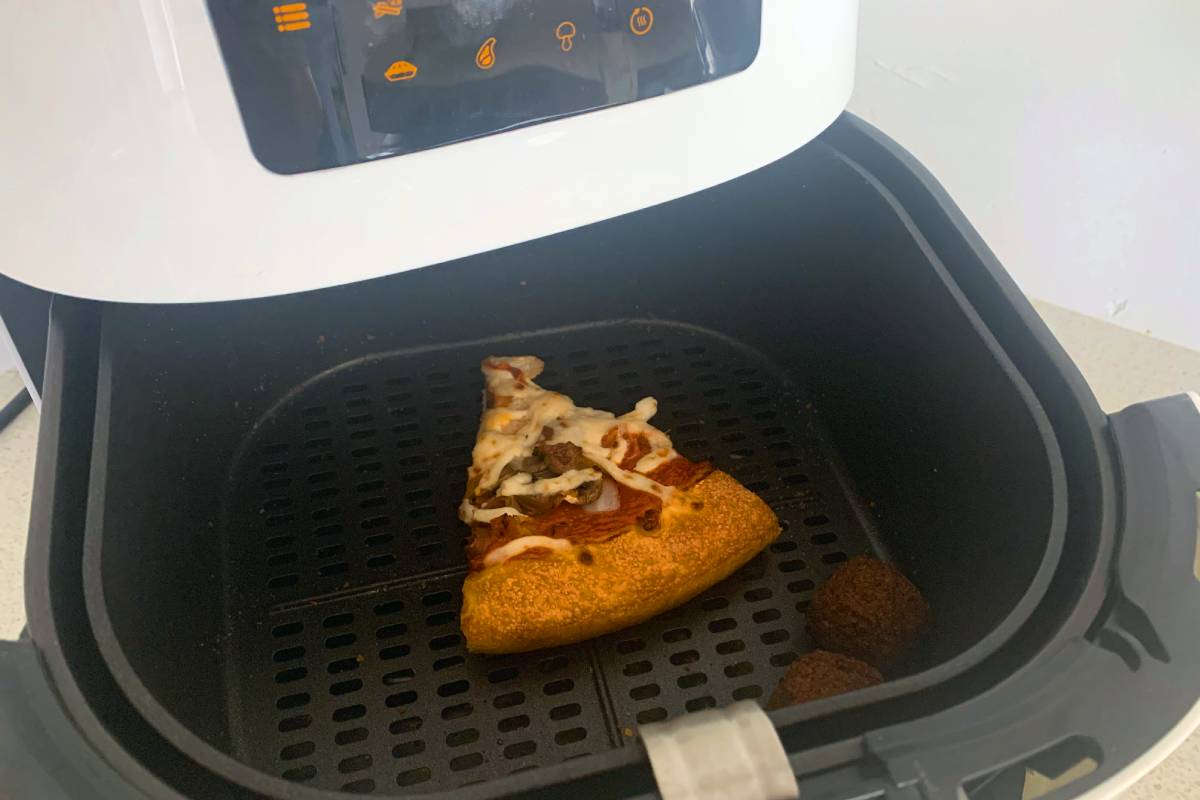 Reheating pizza using air fryer