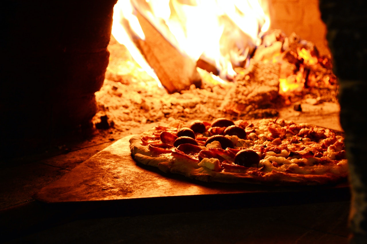 Pizza photography example: Fire shot