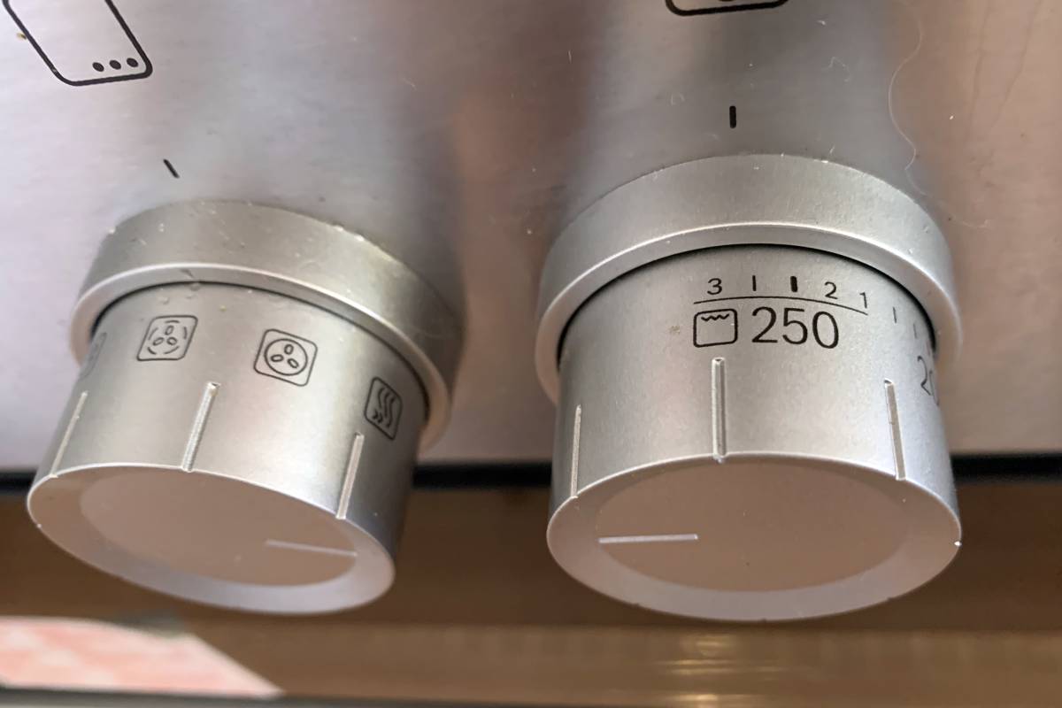 Kitchen oven temperature controls
