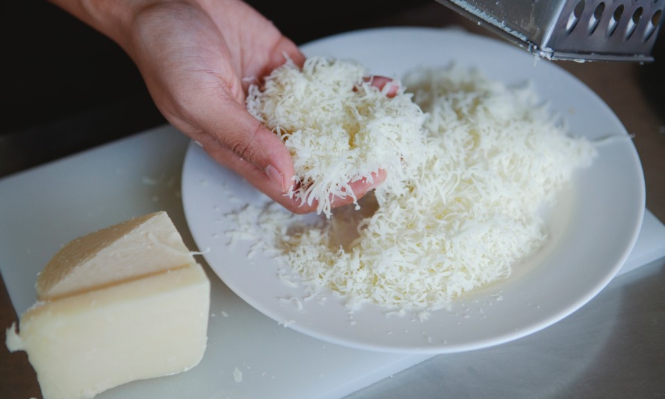 How to Make a Fantastic Homemade Pizza Cheese Blend